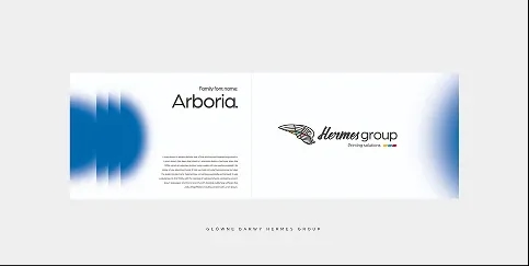 Identyfikacja wizualna marki Hermes Group prezentująca krój pisma Arboria oraz logo na niebiesko-białym tle.