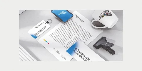 Zestaw materiałów firmowych z logo Hermes Group, obejmujący kubek, papier firmowy, wizytówkę oraz brelok.